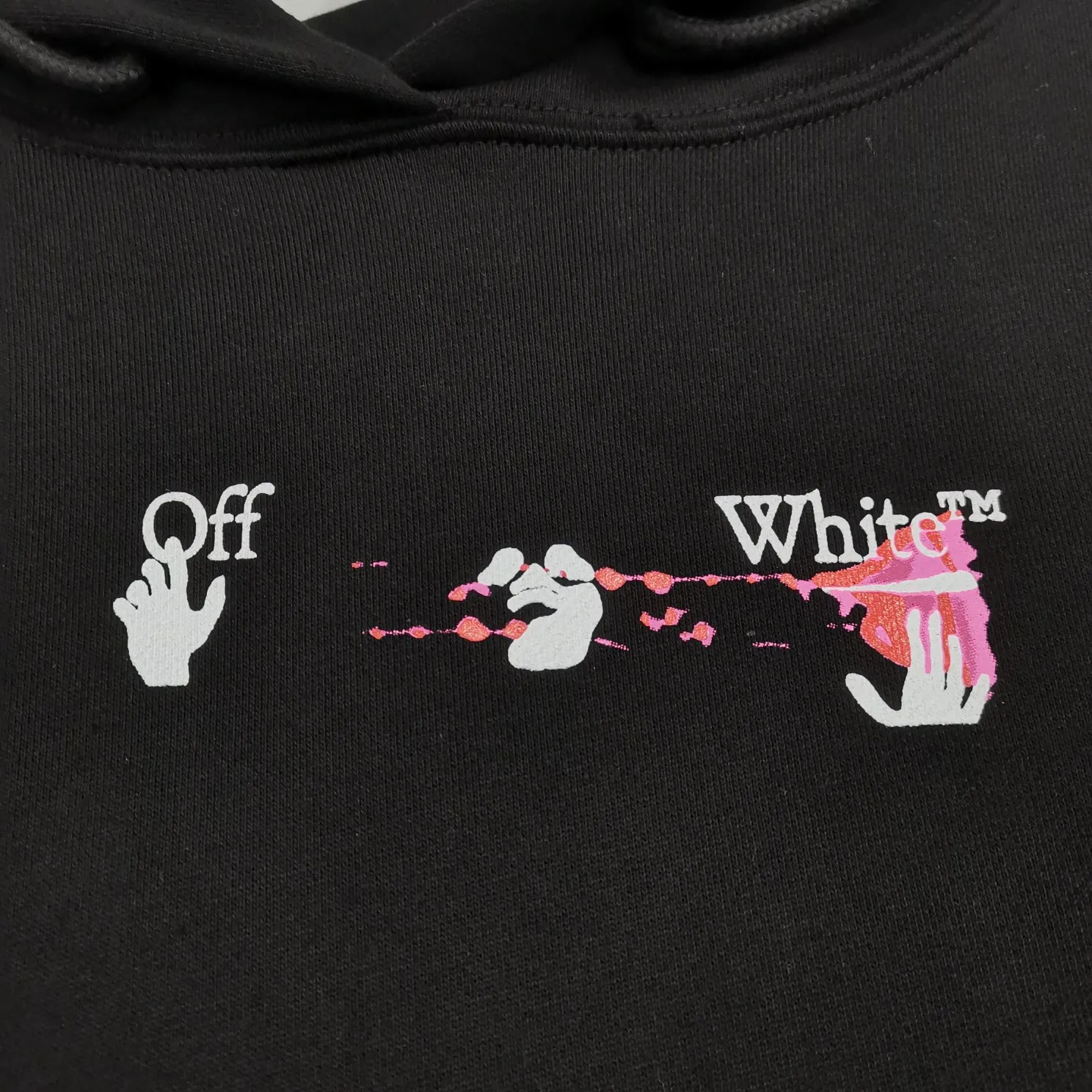 The top tested version OFFWHITE (OW) pink hand-painted graffiti limited edition incomplete arrow hoodie pullover sweatshirt pure cotton loose printing using composite screen printing. Looks like graffiti. The new logo print is simple and clean on the chest. The left and right hands of the portrait click off and white respectively, and there is an extra rose-red paint embellishment. This may be inseparable from the street graffiti culture. The back is the iconic large arrow pattern, black and white contrasting colors, graffiti and wall painting techniques. Every trace is obvious. One of the arrows is painted with rose-red paint. The natural effect of the pigment is smudged, with a feeling of depth and water stains, which is very special. The fabric is made of 460g fish scale terry cotton fabric, which is full of drape and is a big release. Size: XS-L Color: Black P:390